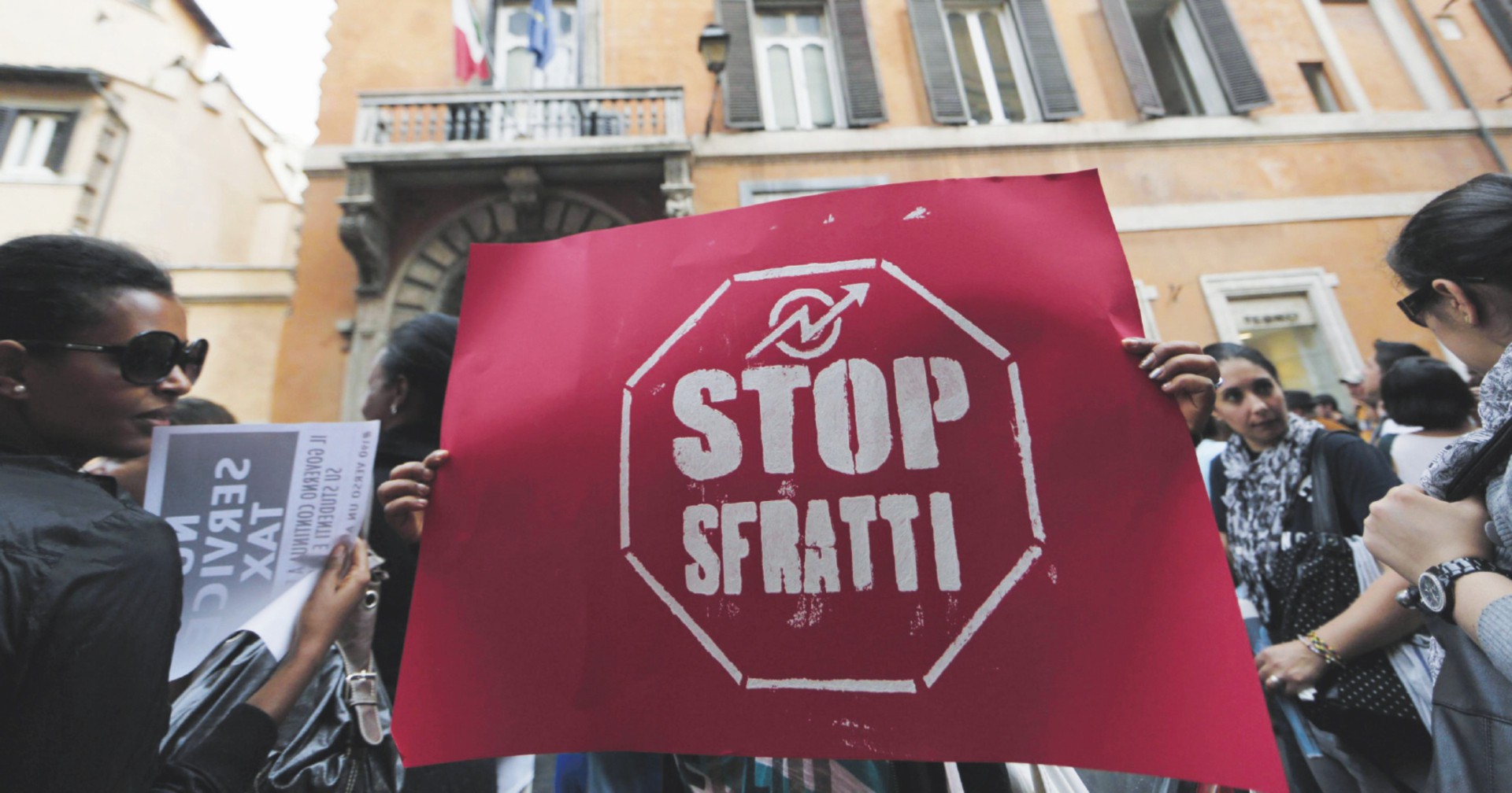 Padre 91enne e figlio disabile sfrattati a Milano: “L’edificio è stato venduto e ora ci cacciano”