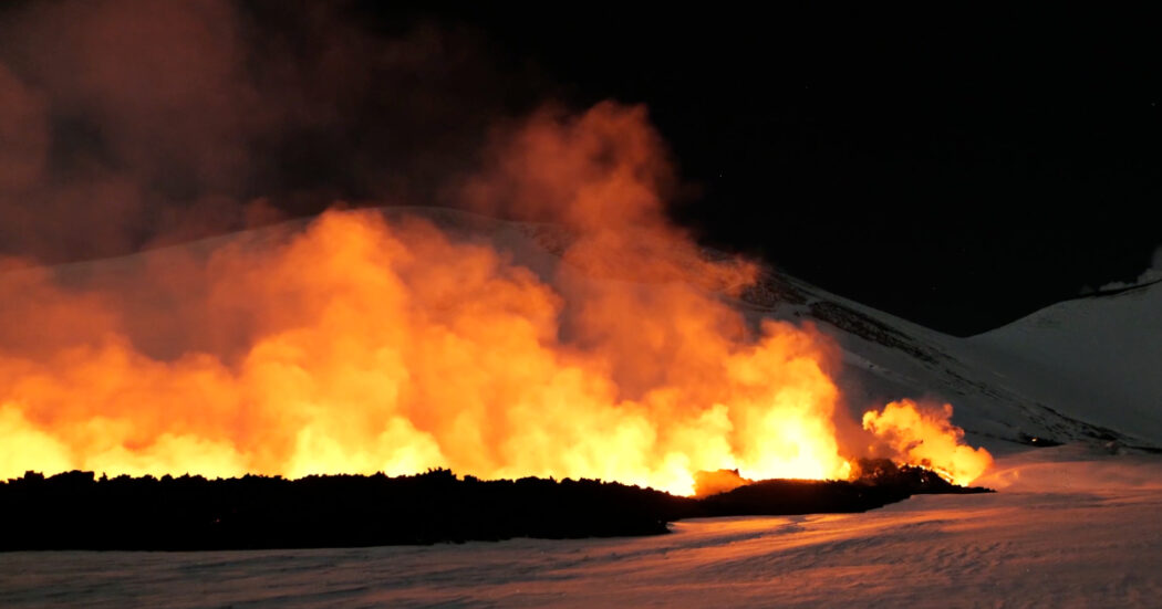 https://st.ilfattoquotidiano.it/wp-content/uploads/2025/02/09/Etna-1050x551.jpg