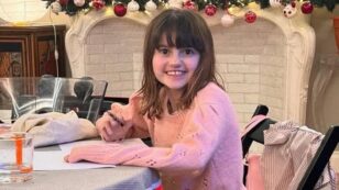 Copertina di È morta Elena, la 18enne imprigionata in un corpo da bambina: era affetta da una malattia rara che ha impedito al suo corpo di crescere e agli organi di svilupparsi