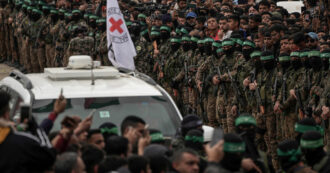 Copertina di Hamas ritarda lo scambio di rapiti: “Violata la tregua”