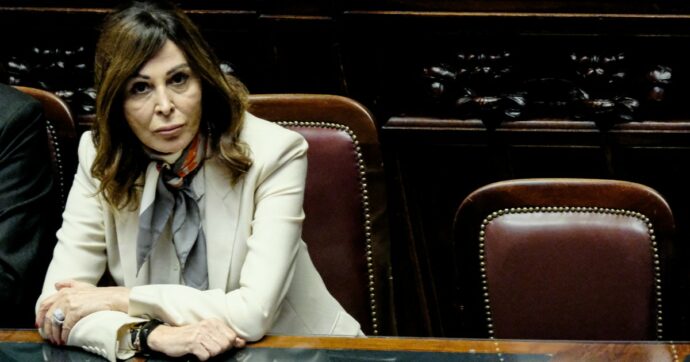 Sfiducia a Santanchè, la destra la lascia sola. Banchi vuoti, presenti una decina di Fdi e 2 ministri. Le opposizioni: “Meloni scappa ancora”