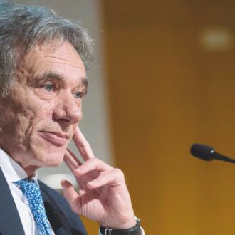 Copertina di Michele Ainis: “Le democrazie sono già minoranza: è il tempo  di uomini e donne forti”