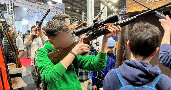 La fiera dove i bambini imparano  le armi