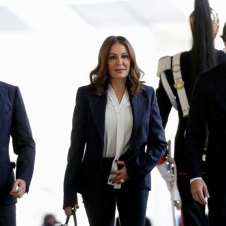 Copertina di Santanchè minacciava i dipendenti: lavorate sempre o chiudo tutto