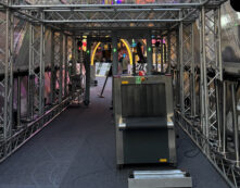 Copertina di Sanremo 2025 blindatissimo: metal detector per il pubblico dell’Ariston, Polizia in campo 370 uomini e sono presenti anche reparti speciali per la “zona rossa”