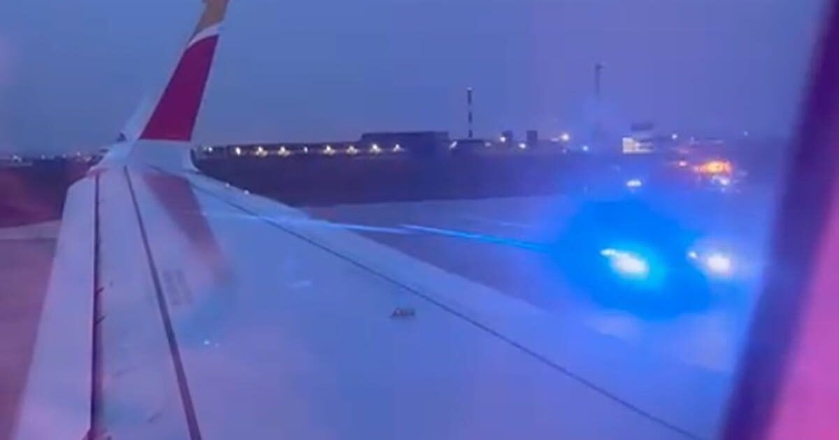 Passeggero impazzito aggredisce un assistente di volo e si butta giù da un’uscita d’emergenza mentre l’aereo decolla: panico sul volo Parigi Madrid