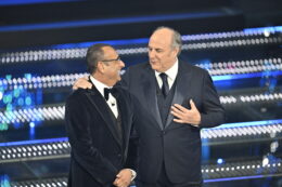 Copertina di Pagelle tv Sanremo 2025: Carlo Conti cerca ritmo (troppo), Clerici ruolo marginale così come Scotti, Papa Francesco da 9 per la sorpresa
