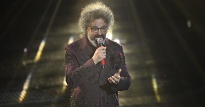 Copertina di Parla Simone Cristicchi: “Mia madre ha avuto un’emorragia cerebrale, è disabile al cento per cento. La mia canzone non è una cartella clinica e non si può ridurre a una patologia specifica”