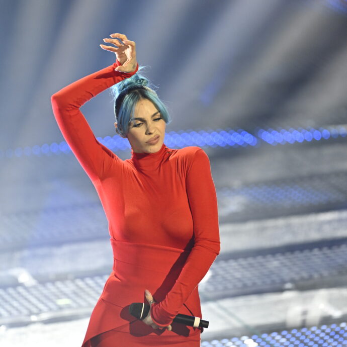 Sanremo 2025, canta Rose Villain e in platea si alza un urlo: “Si’ ‘na pret”. I social si scatenano: “Un po’ cafone ma ha ragione”. Ecco cosa significa