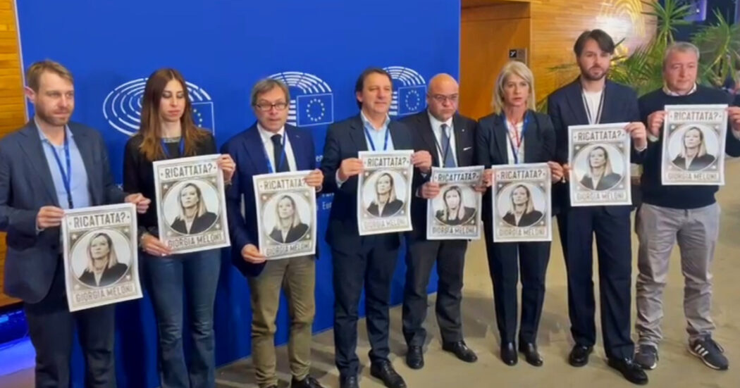 “Meloni è sotto ricatto?”: flash mob del M5s al Parlamento europeo sul caso Almasri – Video