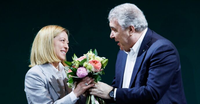 Meloni-Cisl, sono tutte rose e fiori: elogi reciproci tra la premier e Sbarra. Poi attaccano la Cgil e Landini: “Tossica visione conflittuale”