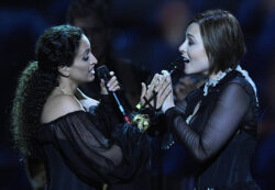 Copertina di Sanremo 2025 – Chi sono Noa e Mira Awad che stasera canteranno “Imagine” di John Lennon