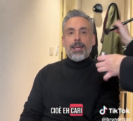 Copertina di “Ci è stato chiesto di ridurre il tasso di bellezza del cantante, sarebbe scorretto verso gli altri”: la beauty routine di Brunori a Sanremo 2025 è un cult