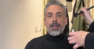 Copertina di “Ci è stato chiesto di ridurre il tasso di bellezza del cantante, sarebbe scorretto verso gli altri”: la beauty routine di Brunori a Sanremo 2025 è un cult