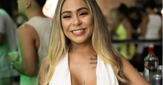 Copertina di “Anna Polly non è stata uccisa. È scivolata mentre si arrampicava sulla ringhiera durante un rapporto a tre”: la polizia archivia la morte della Star di Onlyfans come incidente