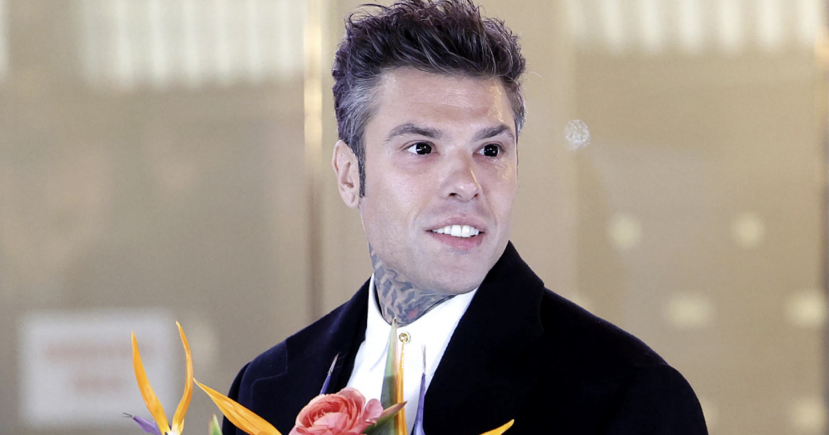 Sanremo 2025, il mistero delle pupille dilatate di Fedez sul Green Carpet. Ansia sui social: ma c’è un trucco