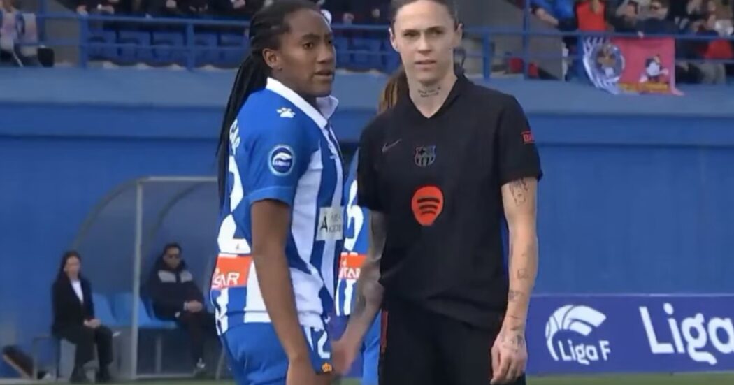 Tocca le parti intime dell’avversaria in Espanyol-Barcellona di calcio femminile: “Un gesto lesivo della sua privacy” – Video