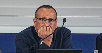 Copertina di “Dovevo annunciare l’elenco dei cantanti ‘big’ di Sanremo ma ho preferito rimandare l’annuncio per la morte di Ornella Vanoni”: parla Carlo Conti