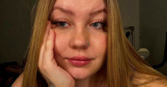 Copertina di Cade dal motorino e scopre di avere il cancro: “Avevo lo stomaco gonfio, ma era un tumore alle ovaie grande quanto un’arancia”