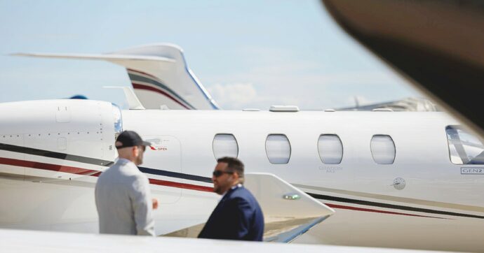 Dai Berlusconi a Sfera Ebbasta. Tutti i pendolari dei jet privati