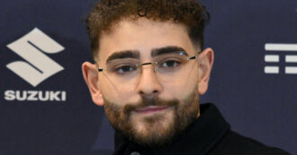 Copertina di Sanremo 2025, Rocco Hunt si sfoga: “Non si può morire per un’occhiata storta o una scarpa sporcata. Questa guerra in atto deve finire prima possibile”