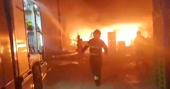 Vigile del fuoco volontario arriva in pronto soccorso dopo aver spento due incendi, “conto” da 50 euro