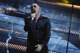 Copertina di Sanremo 2025, “Kekko dei Modà non avrebbe dovuto esibirsi, i medici gli avevano consigliato di non cantare con le costole incrinate e riposarsi”. Ecco come sta