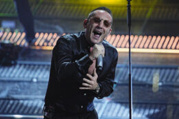 Copertina di Sanremo 2025, Kekko dei Modà urla “Samuele” sul palco dell’Arsiton e i social si scatenano: “Ma chi è?”