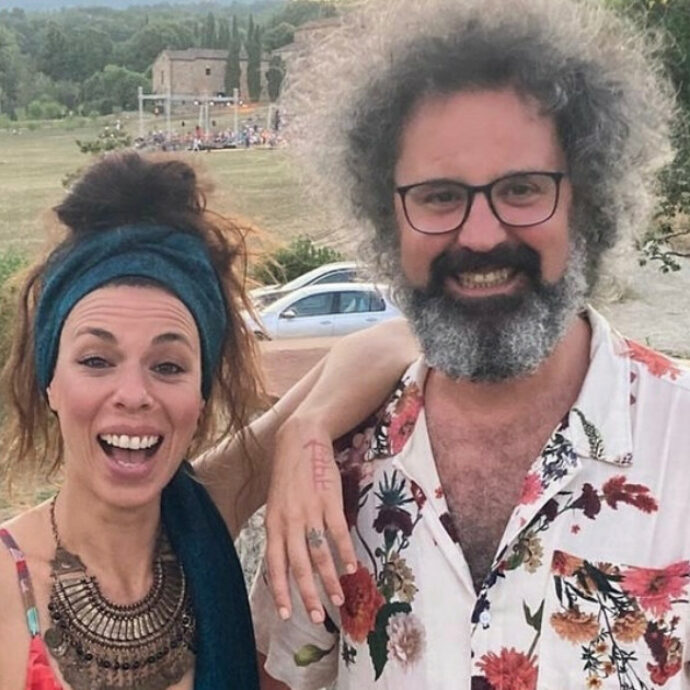 Sanremo 2025, chi è Amara: l’abuso del prete a 9 anni e l’amore con Simone Cristicchi: “Mi hai salvato la vita”