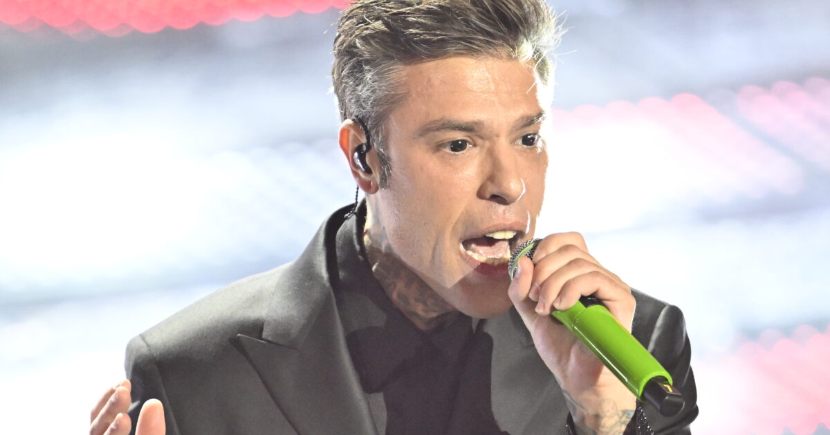 Sanremo 2025, Fedez emozionato e con occhi neri mentre cantava “Battiti” e poi un sorriso liberatorio