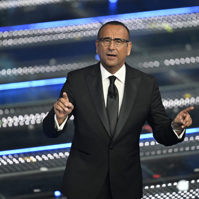 Accendi la televisione, vedi Carlo Conti e il tempo si annulla: siamo nel 2005? O nel 2032? Tra Tra Taylor Swift e l’amico di famiglia, al via il quinto Sanremo dell”era contiana’