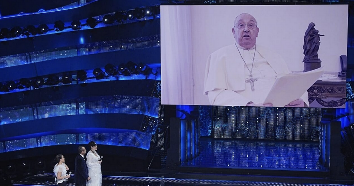 Sanremo 2025, Carlo Conti sul video di Papa Francesco è tranchant: “Arrivato il primo febbraio. Dicono sia di maggio? Siamo alla fantascienza”