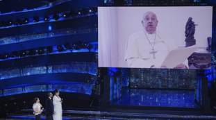 Copertina di Sanremo 2025, Carlo Conti sul video di Papa Francesco è tranchant: “Arrivato il primo febbraio. Dicono sia di maggio? Siamo alla fantascienza”