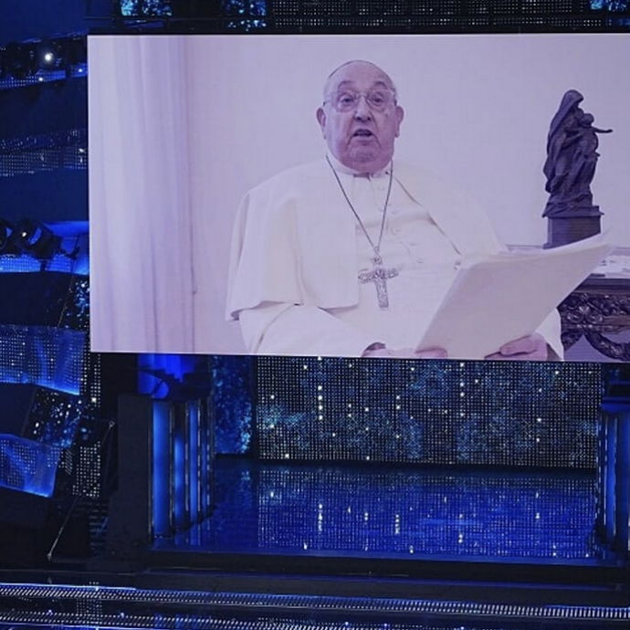 Sanremo 2025, Carlo Conti sul video di Papa Francesco è tranchant: “Arrivato il primo febbraio. Dicono sia di maggio? Siamo alla fantascienza”