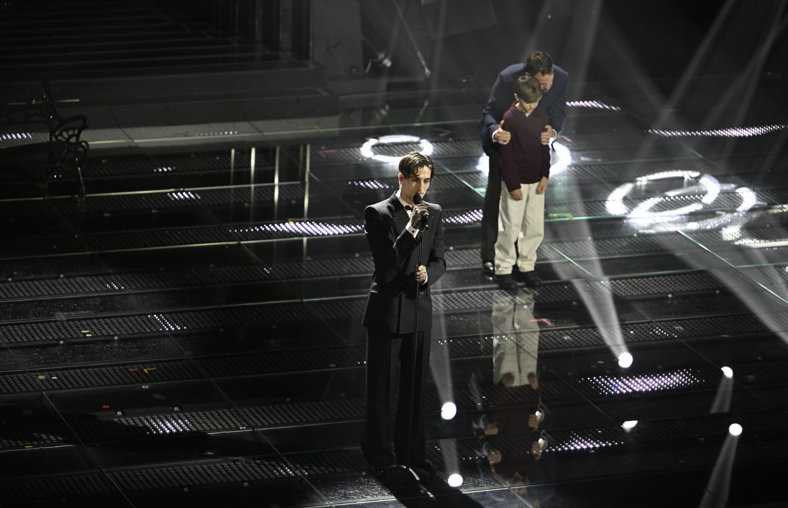 Sanremo 2025, le pagelle della seconda serata: Damiano David prima l’emozione, poi la promozione. Il sorriso fuori categoria di Bianca Balti, Frassica e il nonsense con un senso profondo