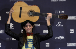 Copertina di “Nonna ha chiuso il ristorante per vedermi meglio al Festival di Sanremo 2025. Quella con Topo Gigio non è una gag”: lo racconta Lucio Corsi