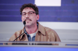 Copertina di “Ho paura di chi difende le parole italiane dagli asterischi e poi non usa il congiuntivo”: Willie Peyote scatenato a Sanremo 2025