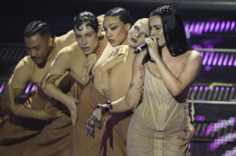 Copertina di “A Ornella Vanoni ho scritto se ti fa schifo la mia cover mi puoi dissare su Whatsapp”: lo rivela Gaia a Sanremo 2025 con “La voglia, la pazzia”