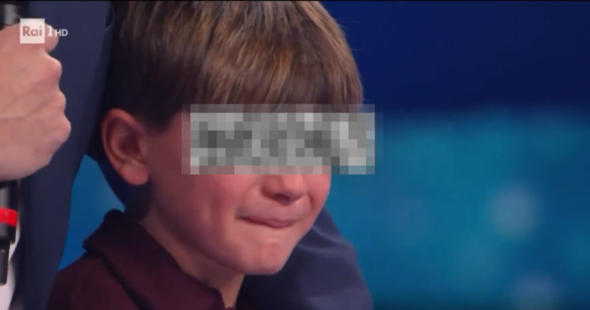 “Il bambino che piange, che cucciolo imperdibile”: chi è Vittorio Bonvicini, il piccolo che si è commosso con Alessandro Borghi e Damiano David a Sanremo 2025