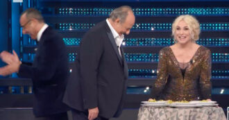 Copertina di Sanremo 2025, Antonella Clerici sale sul palco con le trofie al pesto: “Dato che so di sugo…”. La stoccata a Ligabue non passa inosservata