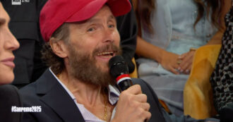 Copertina di Sanremo 2025, Jovanotti al DopoFestival: “Ho temuto per la mia salute, stavo cadendo. Quando sono entrato nel teatro una signora mi è zompata addosso”