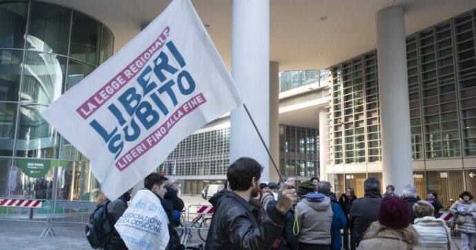 Copertina di Legge sul fine vita in Toscana, la destra accusa: “Incostituzionale”. Cappato: “Il governo contro l’autonomia regionale? Si spara sui piedi”
