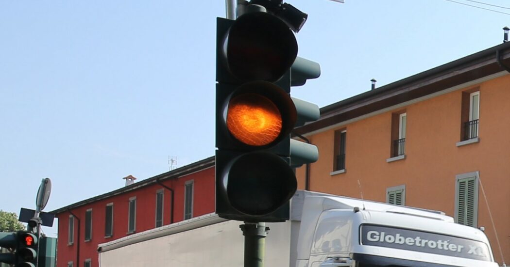 Semaforo giallo, fermarsi o accelerare? Occhio alle sanzioni previste dal Codice della strada