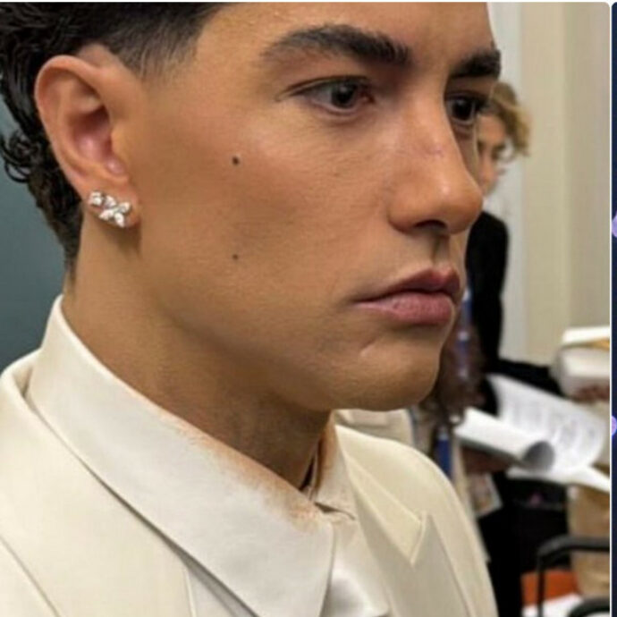 Sanremo 2025, Tony Effe sul palco nasconde tutti tatuaggi. Il look “uscito da L’onore e il rispetto” ricorda Sangiovanni. L’incredibile somiglianza non passa inosservata