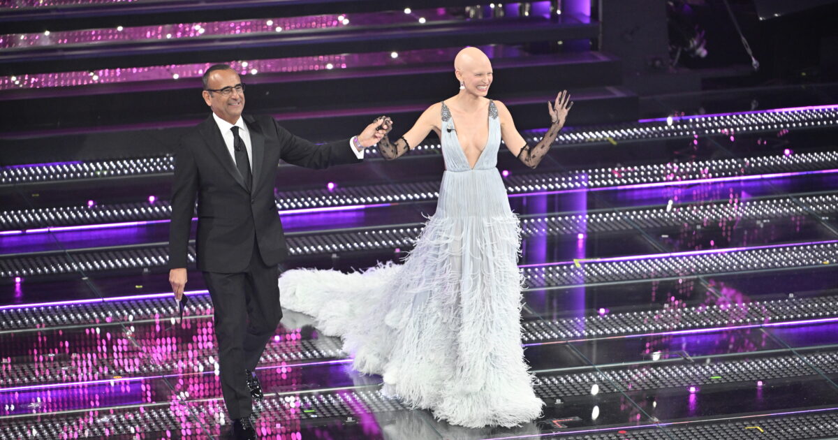 “Da quando non ho i capelli passo poco tempo davanti allo specchio”: Bianca Balti ironizza sulla malattia sul palco di Sanremo