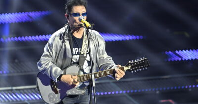 Copertina di “È stato un gesto volontario”: Edoardo Bennato canta ma salta l’audio. Momenti di sconcerto e lascia il palco