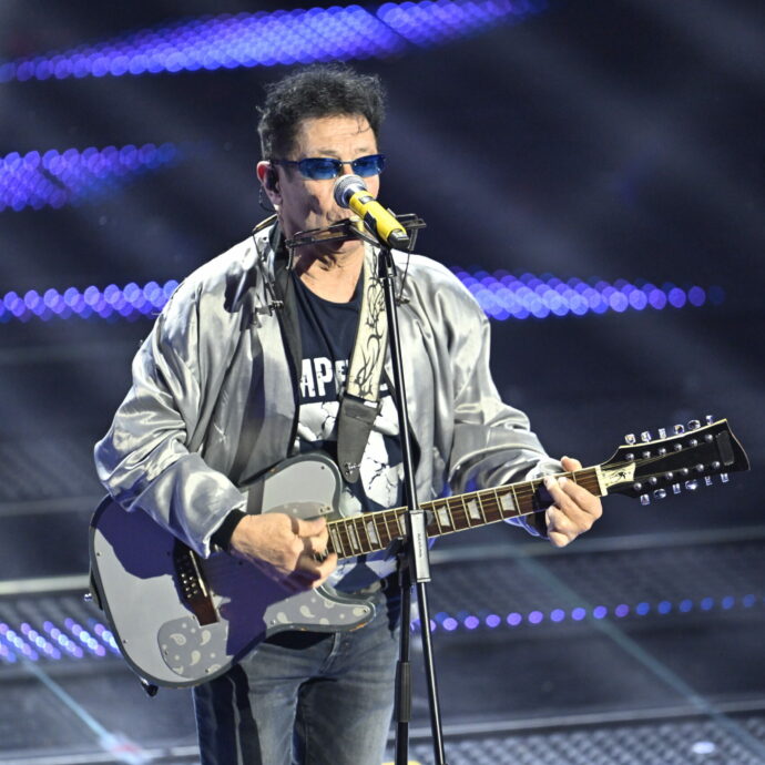 “È stato un gesto volontario”: Edoardo Bennato canta ma salta l’audio. Momenti di sconcerto e lascia il palco