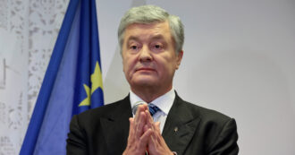 Copertina di Zelensky sanziona Poroshenko: “Ha guadagnato miliardi svendendo l’Ucraina”