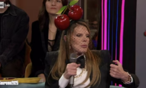 Copertina di “A Selvaggia Lucarelli date un sacco di tempo, a me pochissimo. Se non mi date spazio non vengo più”: la polemica di Anna Dello Russo