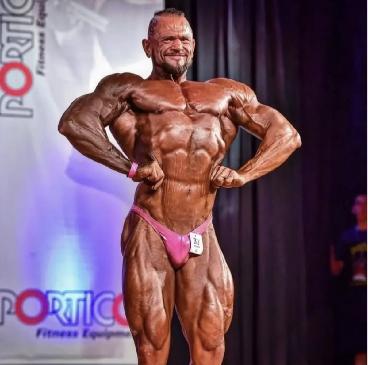 “Ho combattuto tutta la vita per smettere di essere grasso e ispirare le persone”: muore schiacciato sotto un camion il bodybuilder Suel Nogueira. Aveva 40 anni